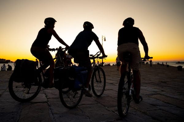 3 persone bici tramonto