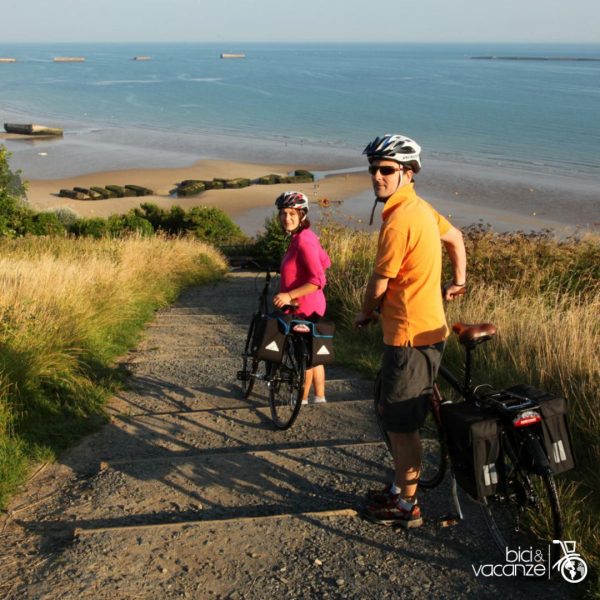 due persone, bici, mare